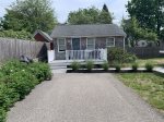 Quaint 1 Bedroom cottage, steps to ocean